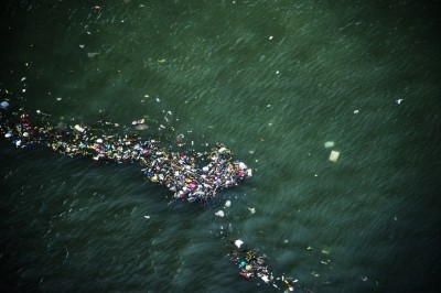 According to the NOAA, scientists believe 8 million metric tons of plastic made it into the ocean in 2010 alone. © Getty Images - Ulrike Schmitt-Hartmann